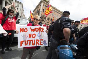 Un momento della manifestazione dei lavoratori Meridiana, che oggi hanno bloccato il traffico nel centro di Roma in via del Corso di fronte a Palazzo Chigi, 12 maggio 2016. ANSA/ MASSIMO PERCOSSI