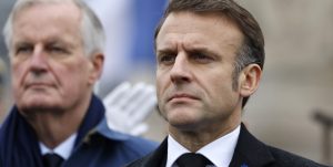 Politica: nel bel mezzo della doppia crisi che ci attanaglia la crisi di fiducia nelle virtù della politica e la crisi di sfiducia nelle forze della geopolitica, la crisi francese di fatto smentisce molte delle ossessioni politiche italiane…