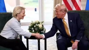 Politica: L’accordo sui dazi già appeso a un sottile filo, nei testi di USA e UE alcune divergenze. L’intesa vede scontenta metà Europa e la principale critica è politica: «un accordo ingiusto e sbilanciato, ci siamo piegati al volere di Trump». «Non è giuridicamente vincolante», ha subito sottolineato Palazzo Berlaymont. Cosa c’è quindi nell’accordo sui dazi e cosa va ancora negoziato e definito…