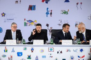 Politica: Governo Meloni, tirare a campare. Al meeting di Tirana, emerge sempre più evidente l’incompatibilità dell’Italia con la nuova alleanza democratica europea…