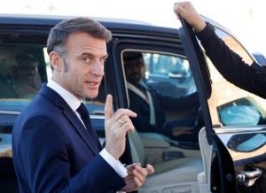 Politica: si continua a non comprendere come moderatismo e governismo, che hanno caratterizzato la politica europea negl’ultimi vent’anni, prima qui da noi con Berlusconi e oggi in Francia con Macron sono stati utilizzati dalle destre per essere sdoganate, per poi spingere più a destra ciò che restava del residuale Centralismo politico andando così al governo dei Paesi e cambiando in prospettiva il volto democratico dell’Europa…