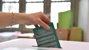 Politica: Si vota per l’Europa. Ma noi italiani votiamo preoccupati soprattutto da stipendi e salute. Mentre i partiti-tribù restano schiavi dei loro slogan…