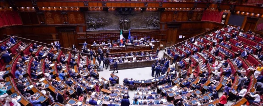 Politica: In breve. Ennesimo voto di fiducia sulla manovra di bilancio. Meloni e la sua maggioranza continuano nella ‘deistituzionalizzazione’ della Costituzione Italiana, aiutati da una opposizione inconsistente…