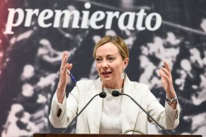 Politica: governo Meloni inizia la partita delle riforme costituzionali. Al via le grandi manovre per modificare la Costituzione in senso presidenzialista, proponendo in alternativa all’elezione diretta del Capo dello Stato (contenuta nel programma elettorale di FdI), un capo del governo eletto direttamente dal popolo. L’intervento in Senato della Senatrice a vita Liliana Segre sulla “Madre di tutte le riforme”…