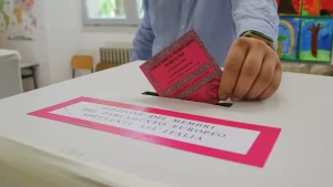 Politica: Elezioni Europee, l’affluenza più bassa nella storia repubblicana. Più si è poveri, meno si vota. Chi non ha votato? L’astensionismo in Italia. Calo nell’Ue…