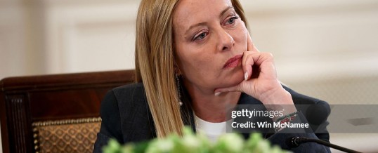 Politica: Meloni governa con qualche fatica, ma conservando un ampio consenso. Il suo segreto è governare senza disturbare troppo gli italiani e soprattutto con una diplomazia lenta e una politica estera fatta di prudenza, pragmatismo e cautela, senza fughe in avanti che non potrebbe permettersi…