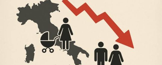 L’Italia che si chiude mentre scompare: non è l’invasione, è il declino…
